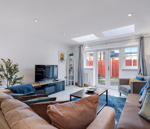 Isher 3 Bedroom, 2-Bathroom House with Parking