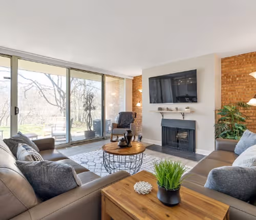 E Lake Dr Lisle Apartment