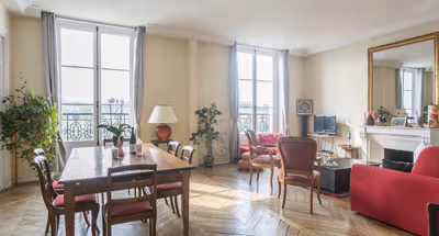 110m2 a classic luxury home with memorable views of the seine on Quai de Béthune