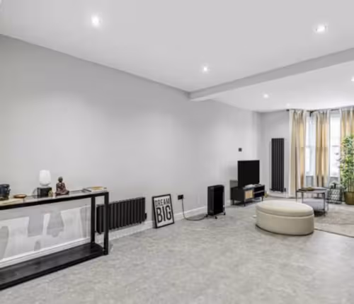 Pet-friendly Modern 3BR 1.5BATH Home Near Maze Hill – Sleeps 6