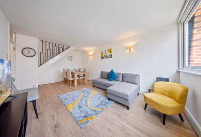 Cosy 2 Bed Chigwell Flat with Free Parking