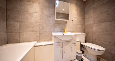 Cosy 2 Bed Chigwell Flat with Free Parking