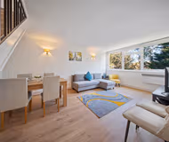 Cosy 2 Bed Chigwell Flat with Free Parking