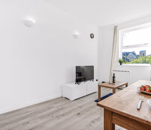 Modern Thames Circle 1-Bedroom Gem in Canary Wharf