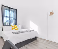 Modern Thames Circle 1-Bedroom Gem in Canary Wharf