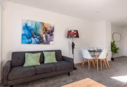 Modern 2BR Haven in Hull City Center