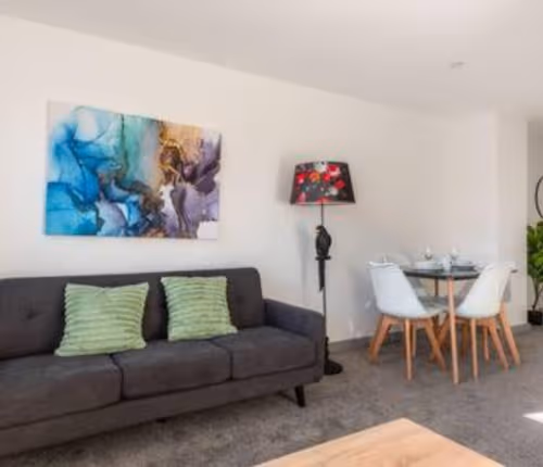 Modern 2BR Haven in Hull City Center