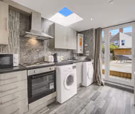 Charming 2 Bedroom City-Centre Flat w/ Sunny Patio