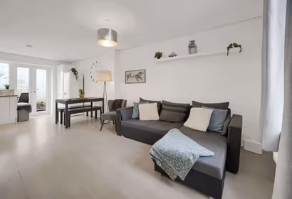 3BR Home Near Cardiff Central w/ Outdoor Furniture