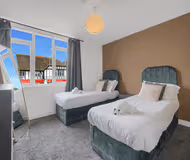 Spacious & Stylish - Free Parking - Fast Wifi