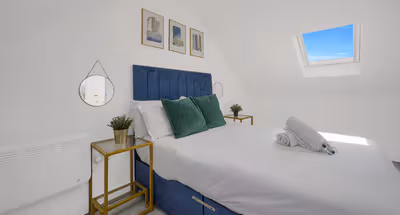 Top Floor Apt - Central & Stylish - Free Wifi