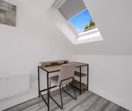 Top Floor Apt - Central & Stylish - Free Wifi