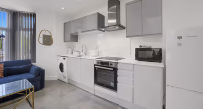 Top Floor Apt - Central & Stylish - Free Wifi