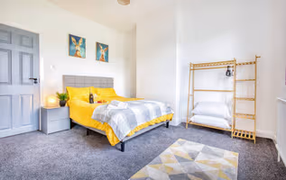 Modern 3-Bed Home Sleeps 6 with Parking & Fast WiFi Perfect for Contractors & Long Stays