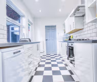 Modern 3-Bed Home Sleeps 6 with Parking & Fast WiFi Perfect for Contractors & Long Stays