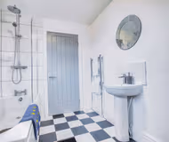 Modern 3-Bed Home Sleeps 6 with Parking & Fast WiFi Perfect for Contractors & Long Stays