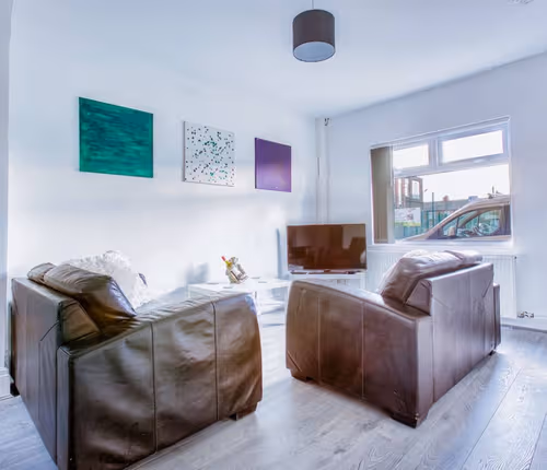 Modern 3-Bed Home Sleeps 6 with Parking & Fast WiFi Perfect for Contractors & Long Stays