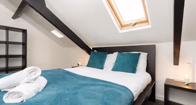 Spacious 4BR Home in Gateshead Sleeps 7 w/Parking