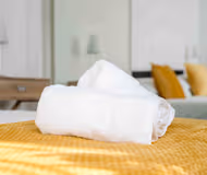 Simple Comforts: 2BR Flat with Free Parking in Newcastle-under-Lyme