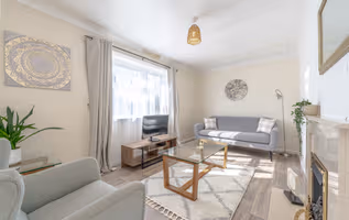 Simple Comforts: 2BR Flat with Free Parking in Newcastle-under-Lyme