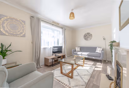 Simple Comforts: 2BR Flat with Free Parking in Newcastle-under-Lyme