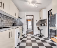 Spacious 4-Bedroom Haven in Orpington Retreat