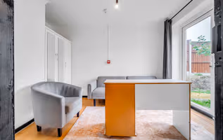 Spacious 4-Bedroom Haven in Orpington Retreat