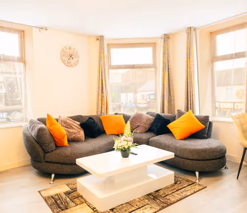 Stylish 3-Bed Flat Near Cardiff City Centre & Uni