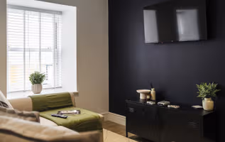 Henford Heights Apartments - Modern 2 & 3 Bed Apartments, Private Parking