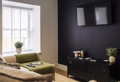 Henford Heights Apartments - Modern 2 & 3 Bed Apartments, Private Parking