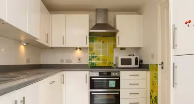 Colchester Retreat: 4BR 2BATH Ample Street Parking