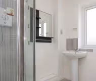 Colchester Retreat: 4BR 2BATH Ample Street Parking