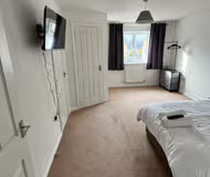 Colchester Retreat: 4BR 2BATH Ample Street Parking