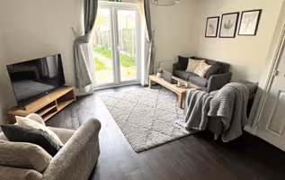 Colchester Retreat: 4BR 2BATH Ample Street Parking