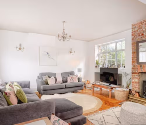 Stylish 2-Bed Home Close to Stansted Airport