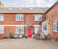 Stylish 2-Bed Home Close to Stansted Airport
