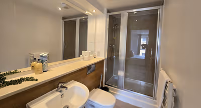 Modern 2 bed 2 bath in Bow