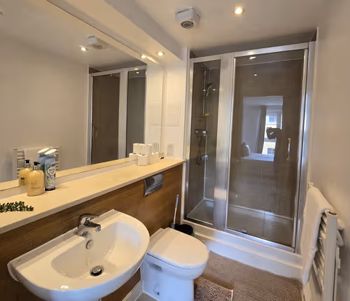 Modern 2 bed 2 bath in Bow