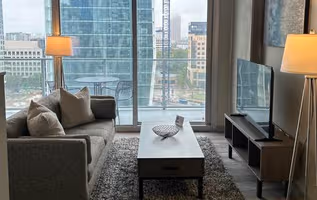 McKinnon St Apartment