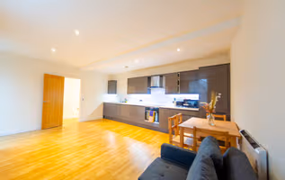 Charlotte House: Central 2BR 2BATH Retreat – Sleeps 6