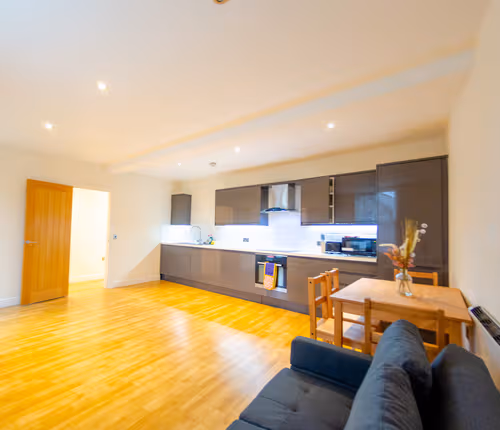 Charlotte House: Central 2BR 2BATH Retreat – Sleeps 6