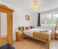 Near Ilford Station |Sleeps to 6|Free Parking|