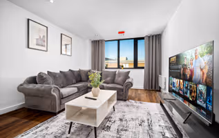 Spacious 2 Bed Apartment city center