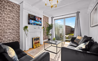 Stylish Four Bed House - 7 Guests - Garden