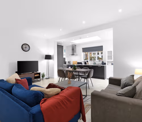 Modern 4 Bedroom Apartment in London with Parking + Garden