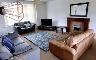 The Green House Durham Large Family & Contractor Stay Sleeps 12 with Ample Parking