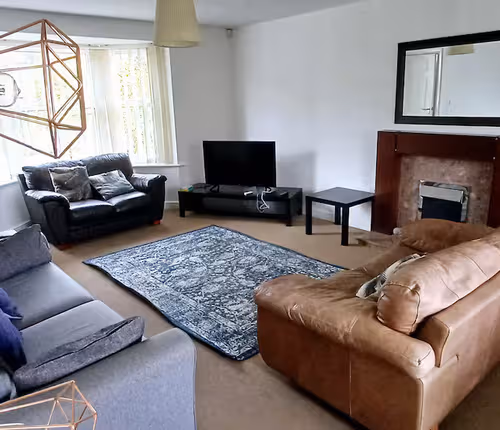 The Green House Durham Large Family & Contractor Stay Sleeps 12 with Ample Parking