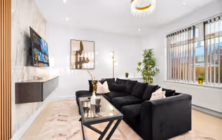 Stylish Three Bedroom House -  6 Beds - Garden