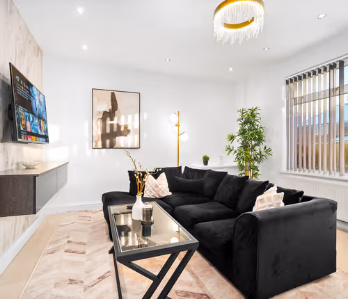 Stylish Three Bedroom House -  6 Beds - Garden