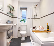 Kingswear House- Spacious 6BR| Groups/Contractors| Sleeps 9